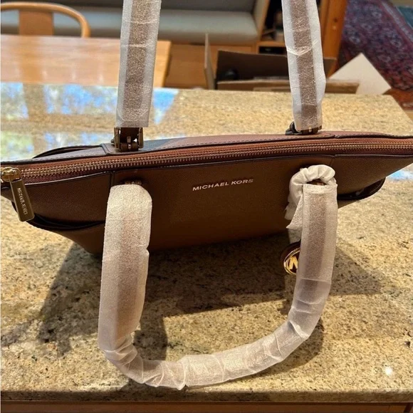 MICHAEL KORS Jet Set Leather Tote - Picture 6 of 10